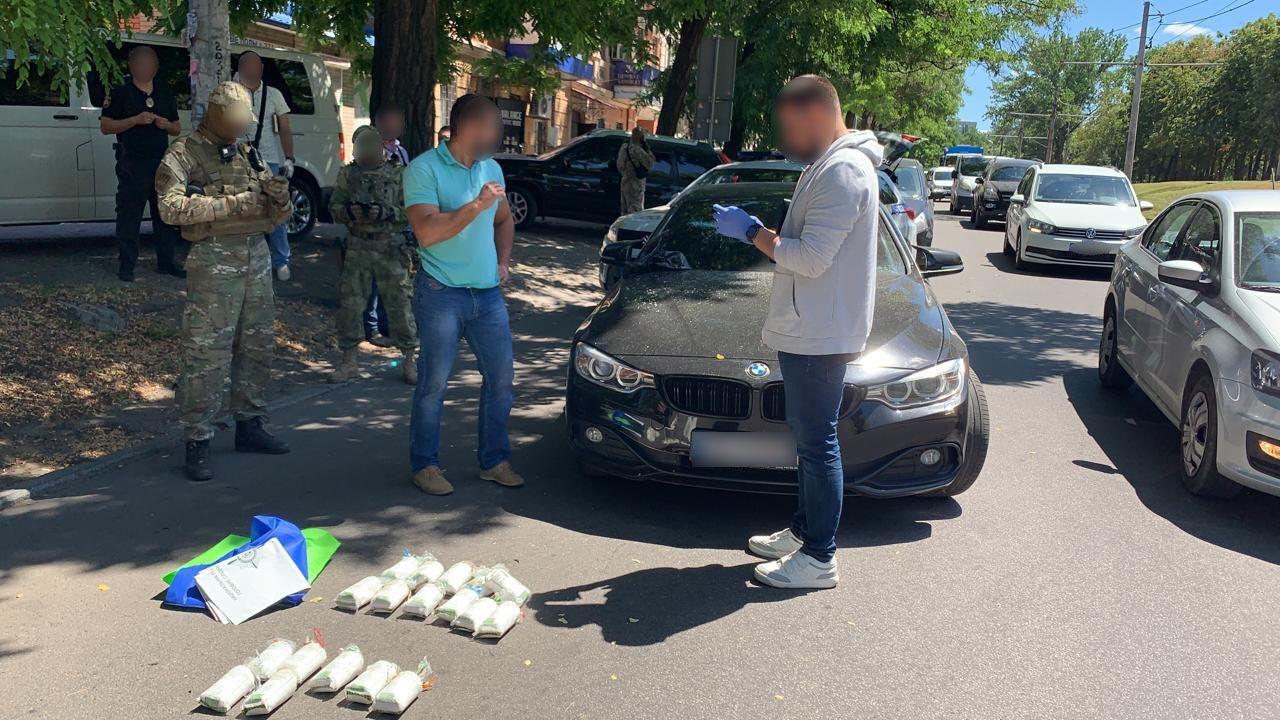 У Дніпрі група осіб підозрюється у контрабанді прекурсорів у великих розмірах (ФОТО)