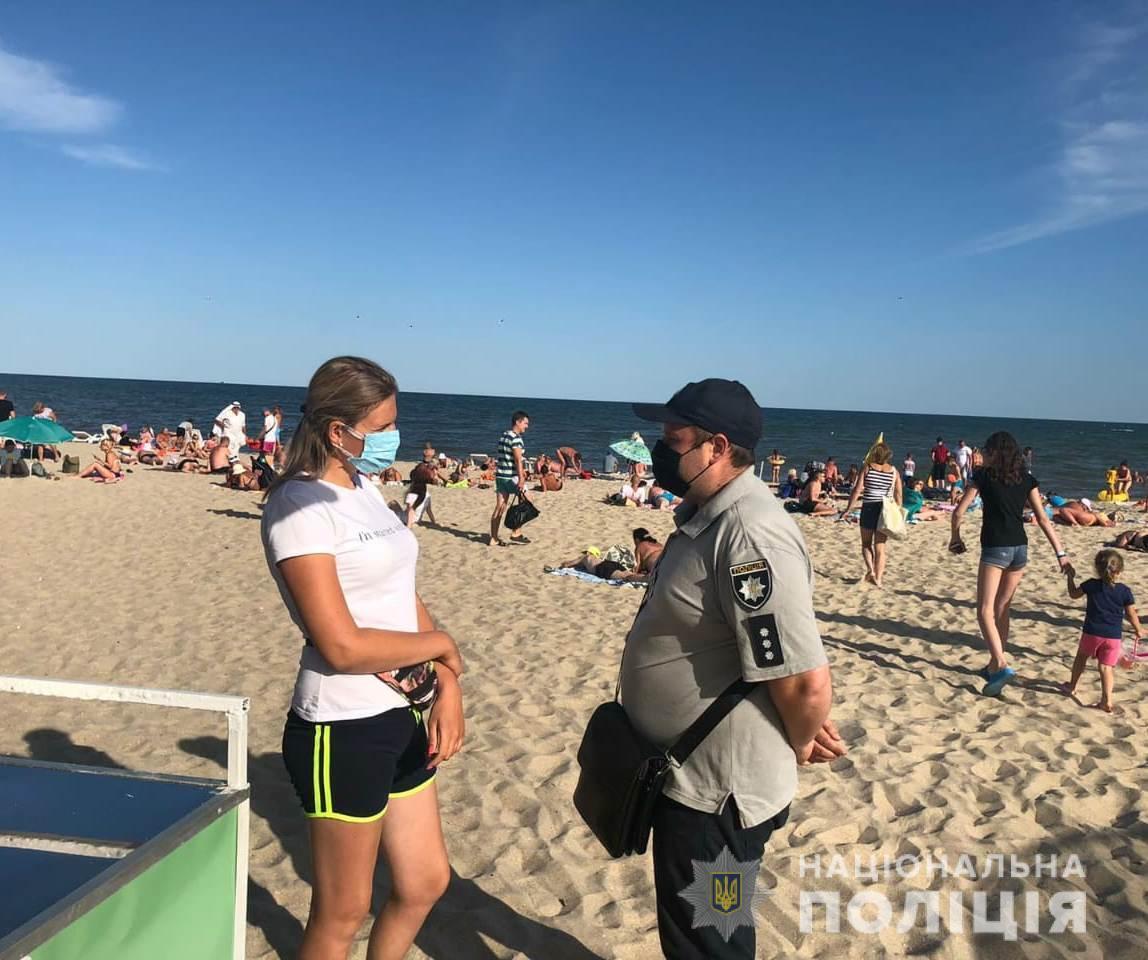 Поліцейські проводять на пляжах Одещини превентивні заходи з відпочивальниками