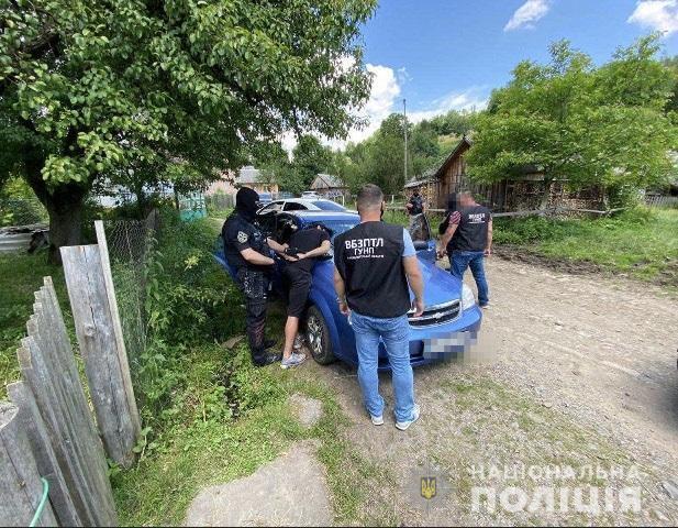 На Закарпатті поліцейські затримали організатора незаконної переправи нелегалів через державний кордон України