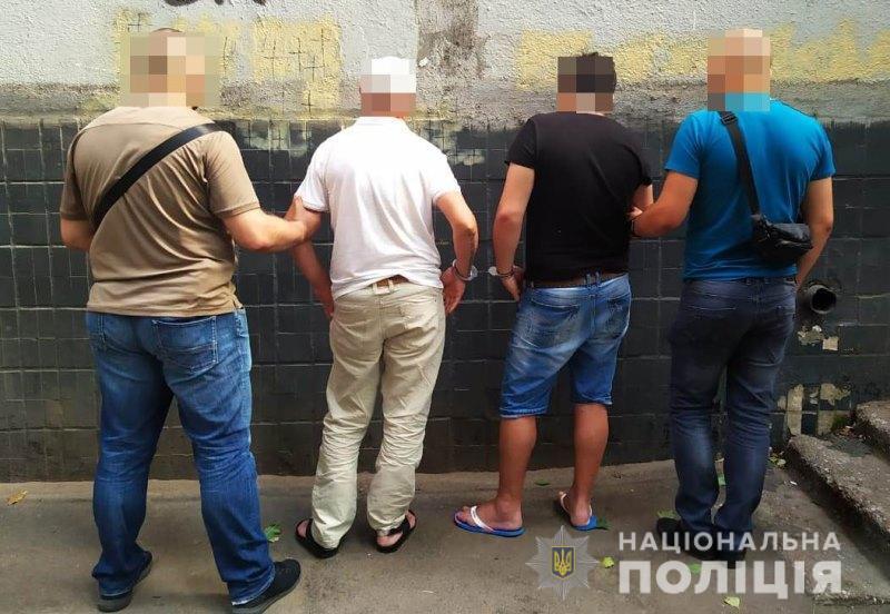 Поліцейські затримали двох іноземців за підозрою у крадіжці з автомобіля одесита