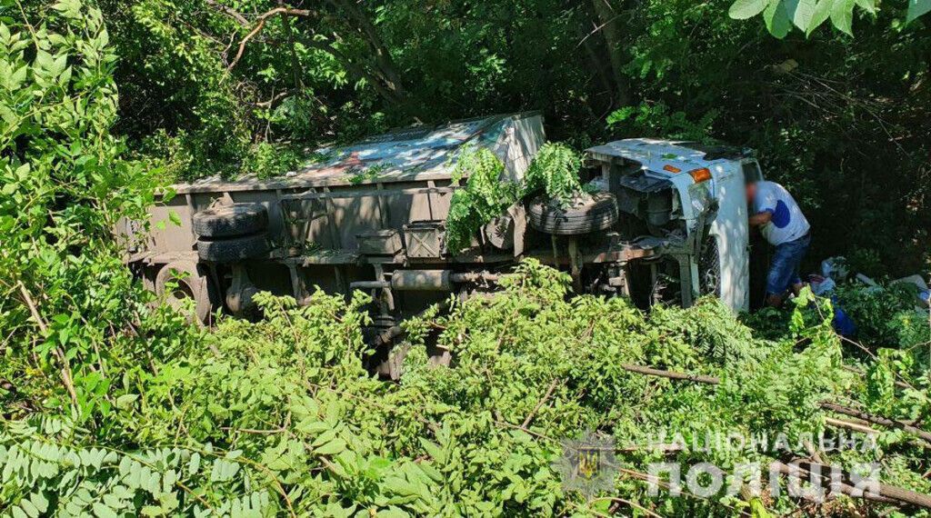 Поліцейські розслідують обставини дорожньо-транспортної події поблизу Добропілля