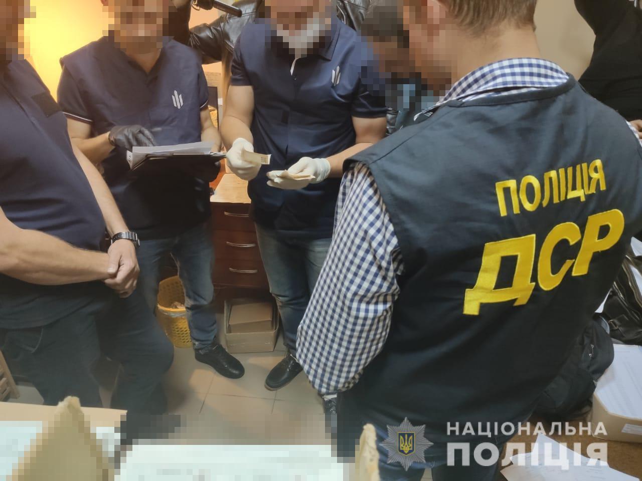 Упродовж двох діб поліція затримала дев’ять посадовців на хабарях