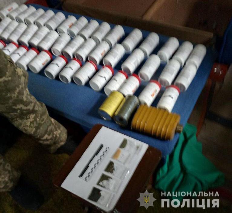 Поліція викрила злочинну організацію, учасники якої незаконно збули чотири тонни пороху з казенного підприємства (ВІДЕО)