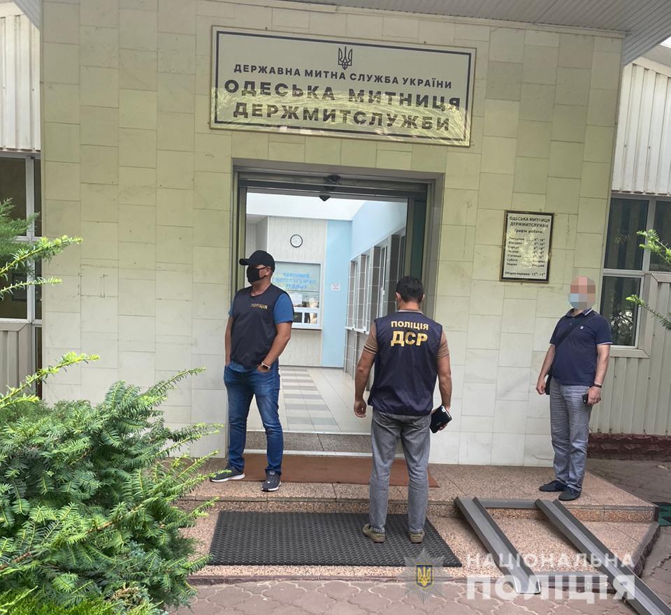 Нацполіція та ДБР затримали трьох посадовців Одеської митниці