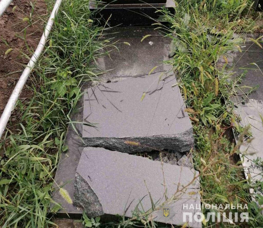 Оперативники Краматорська викрили зловмисників, які руйнували могили на кладовищі