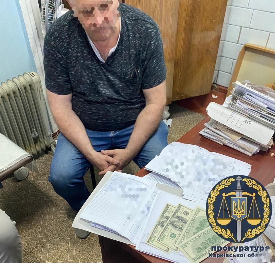 Боротьба з корупцією: під час отримання неправомірної вигоди затримано голову однієї з міжрайонних медико-соціальних експертних комісій (ФОТО)