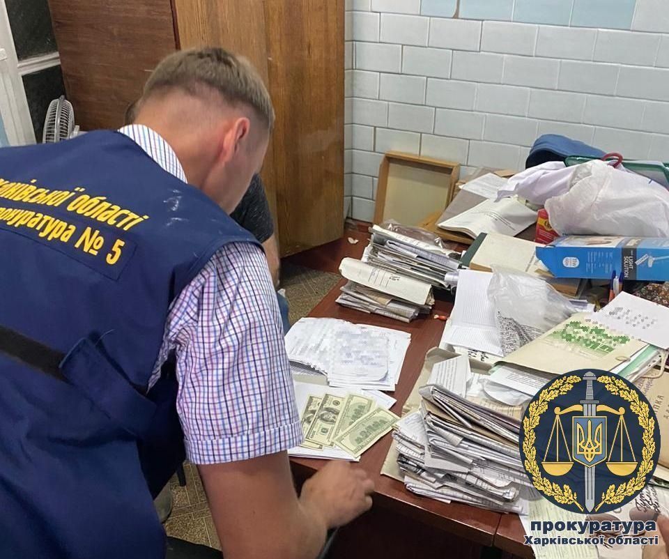 Боротьба з корупцією: під час отримання неправомірної вигоди затримано голову однієї з міжрайонних медико-соціальних експертних комісій (ФОТО)