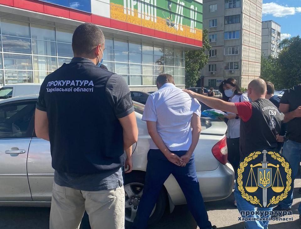 Корупційний злочин: на одержанні неправомірної вигоди викрито начальника одного з відділів ГУ Держгеокадастру у Харківській області (ФОТО)