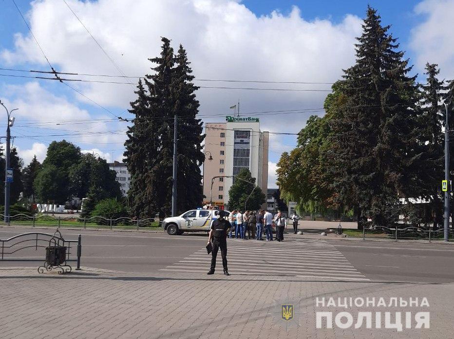 У Луцьку чоловік захопив автобус із людьми: введено оперативний план «Заручник»