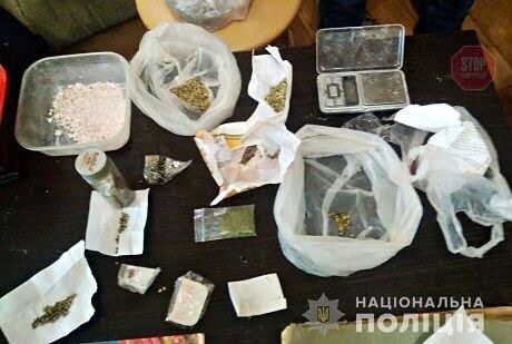 На Донеччині поліцейські ліквідували виробництво і збут наркотиків у великих розмірах (фото)