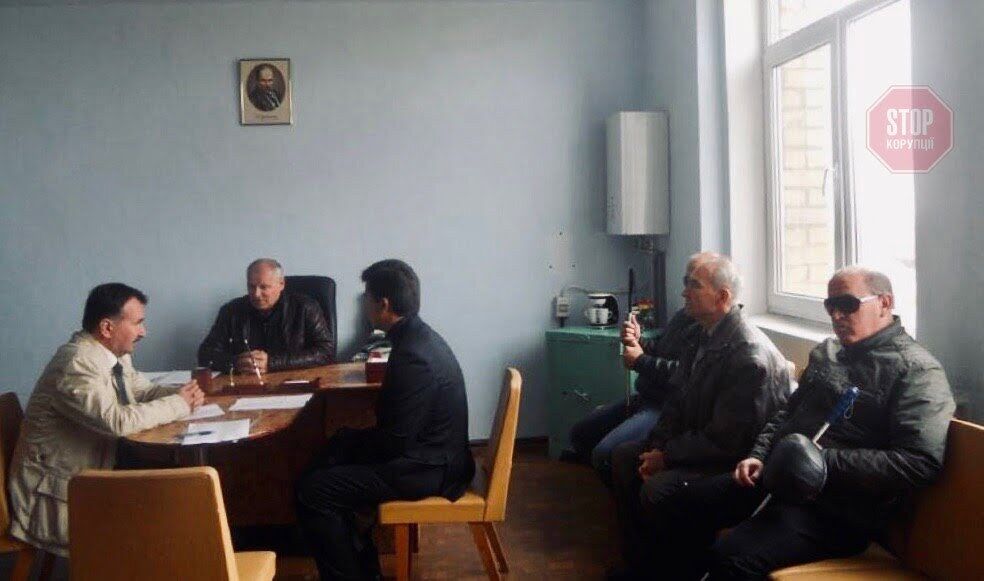  По центру за столом колишній директор херсонського УВП Утос Петро Булгаков