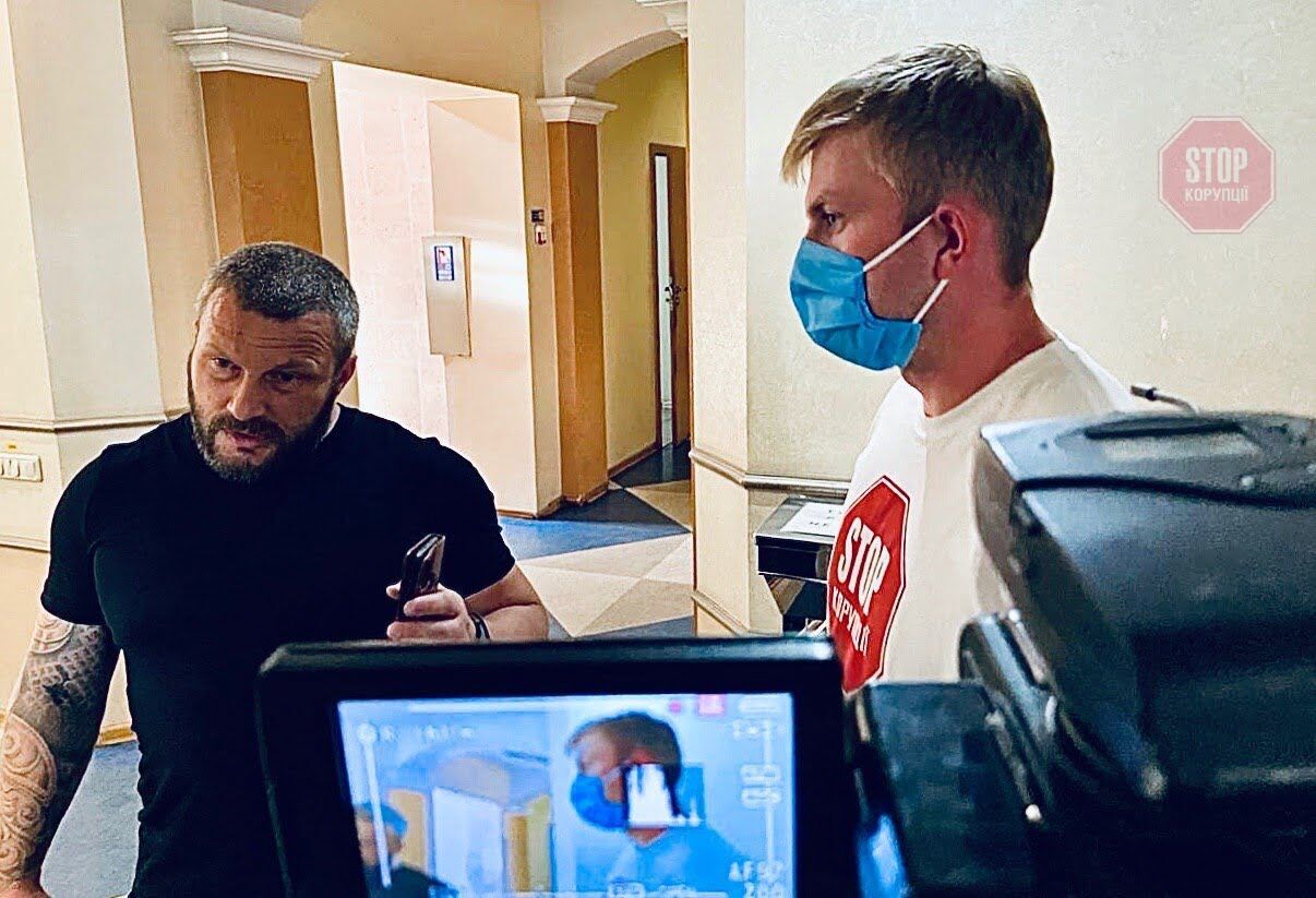  Активісти ГО ''Стоп корупції'' поспілкувались із юристом комбінату Фото: СтопКор
