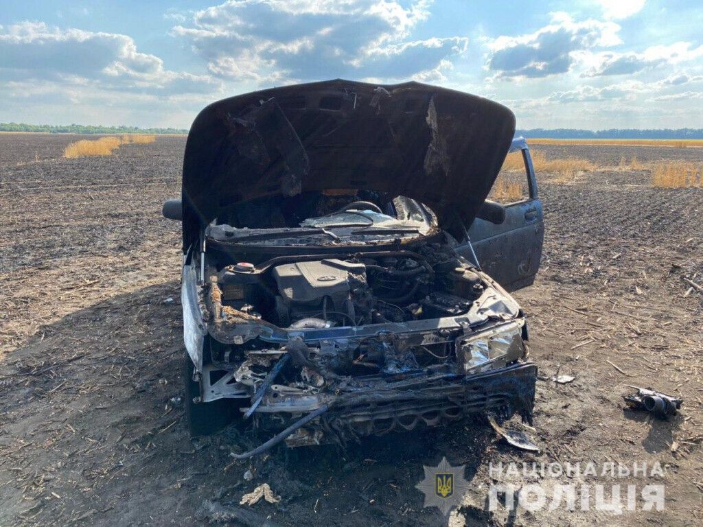 Поліція Донеччини розслідує пожежі на полях, внаслідок яких постраждав чоловік і згоріло авто