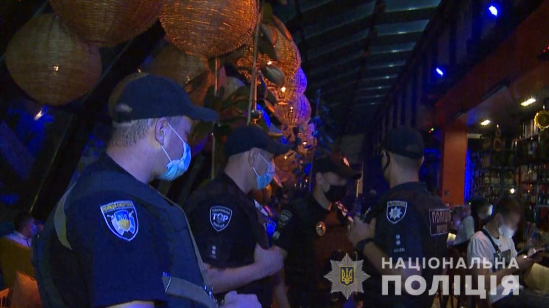 Упродовж вихідних поліцейські припинили діяльність понад 140 розважальних закладів за порушення карантинних обмежень