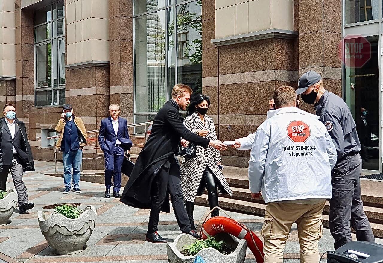  Активісти роздають листівки з інформацією про керівника УДП Хомякова Фото: СтопКор