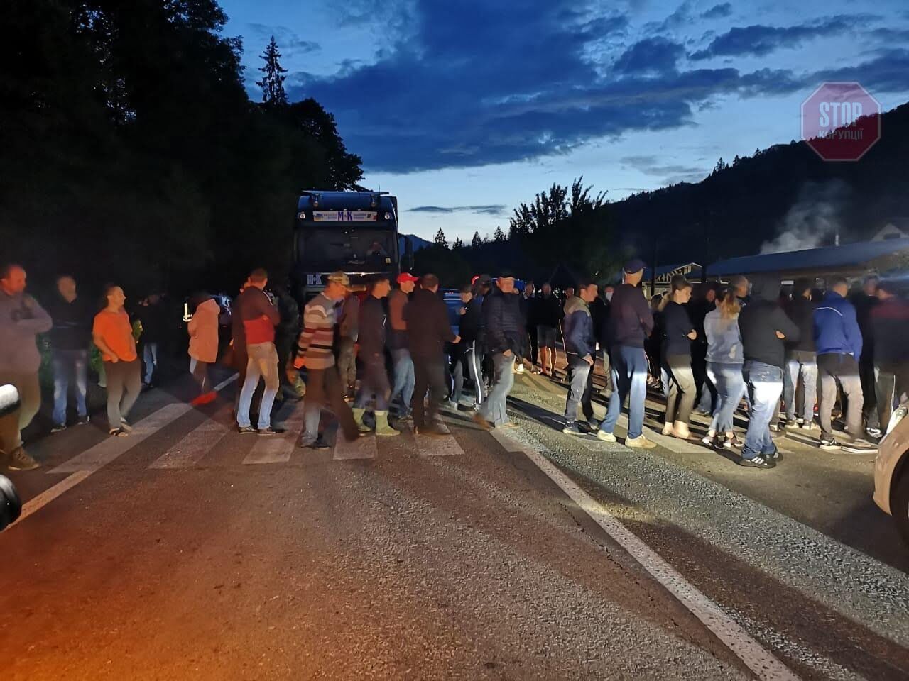  Люди перекрили трасу «Київ-Чоп» через спробу дерибану Карпат. Фото: СтопКор.