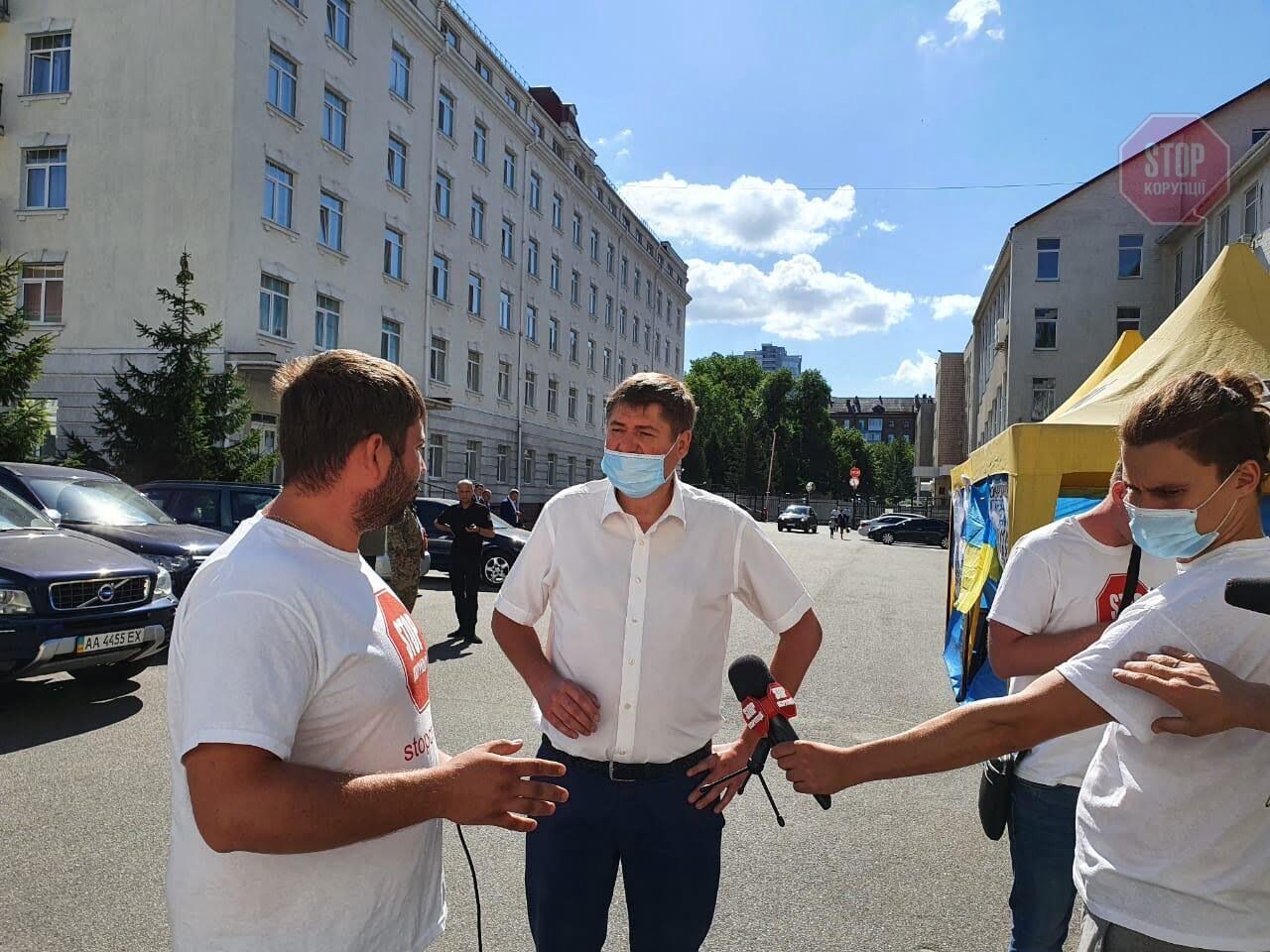  Активісти звернулись до атестаційної комісії через зашкварених прокурорів Чечітка та Тілика. Фото: СтопКор.