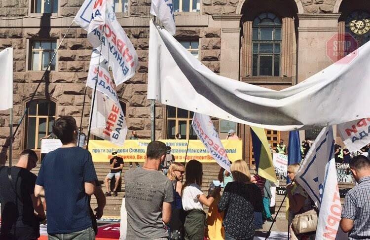  Розпочати благоустрій. Кияни пішли до Кличка через сквер Шаповала. Фото: СтопКор.