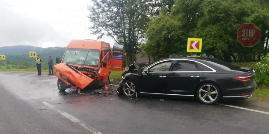 На Львівщині мікроавтобус з пасажирами потрапив у ДТП, є постраждалі (фото)