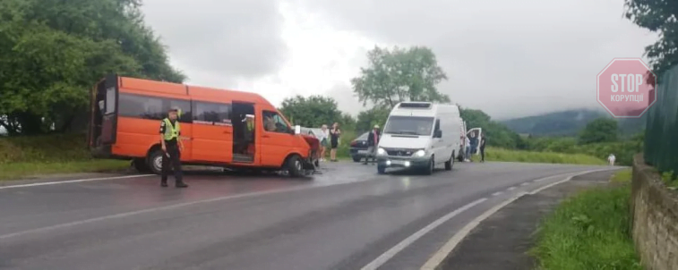 На Львівщині мікроавтобус з пасажирами потрапив у ДТП, є постраждалі (фото)