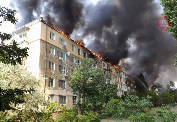 На Херсонщині палає п’ятиповерхівка (фото, відео)