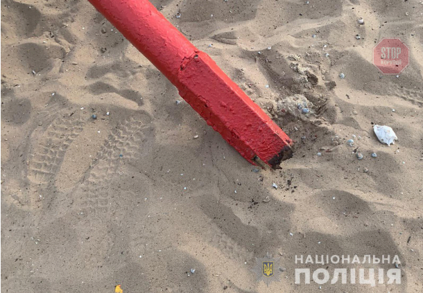 На запорізькому пляжі металевий грибок впав на дитину (фото)