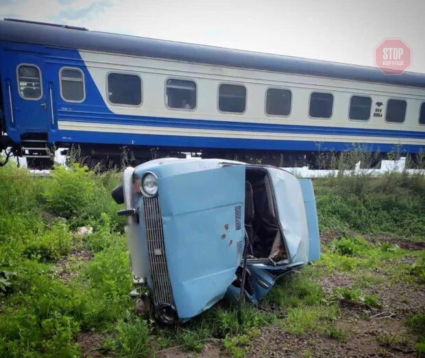 На Прикарпатті потяг збив автівку (фото)