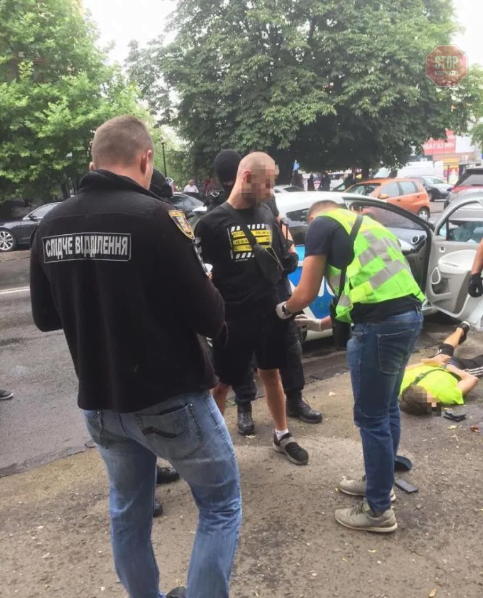 В Ужгороді правоохоронці затримали наркозбувача (фото)