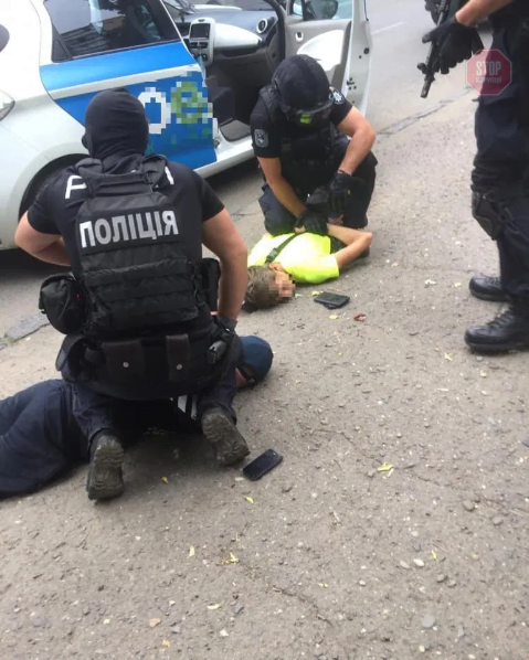 В Ужгороді правоохоронці затримали наркозбувача (фото)