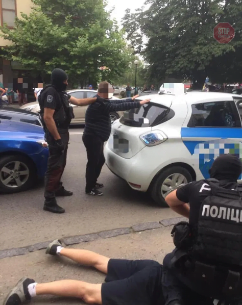 В Ужгороді правоохоронці затримали наркозбувача (фото)