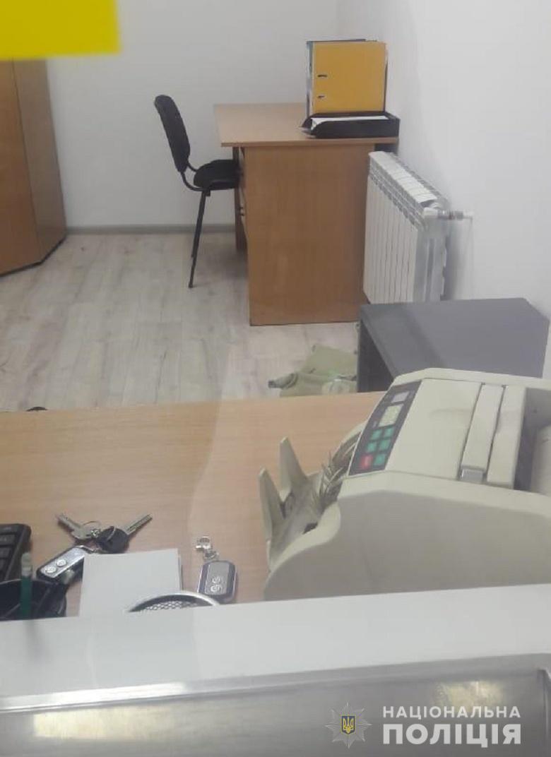 Київські оперативники затримали чоловіка, який під приводом обміну валют заволодів 30 тисячами доларів США