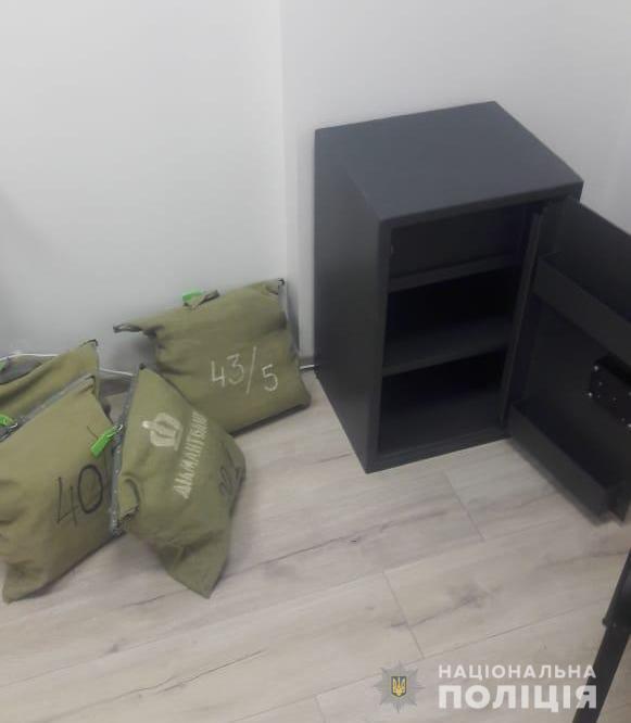 Київські оперативники затримали чоловіка, який під приводом обміну валют заволодів 30 тисячами доларів США