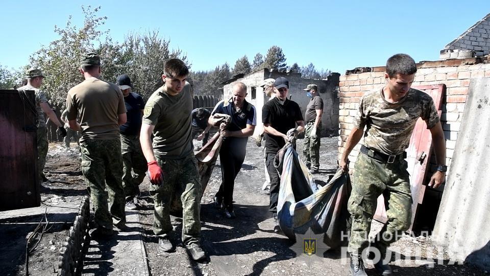 У с. Смолянинове правоохоронці продовжують допомагати місцевим мешканцям