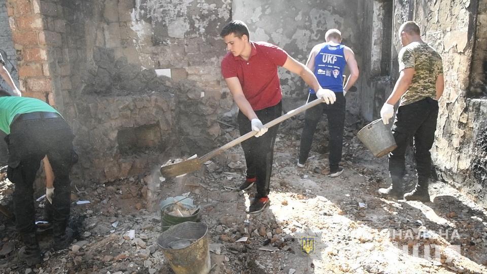 У с. Смолянинове правоохоронці продовжують допомагати місцевим мешканцям