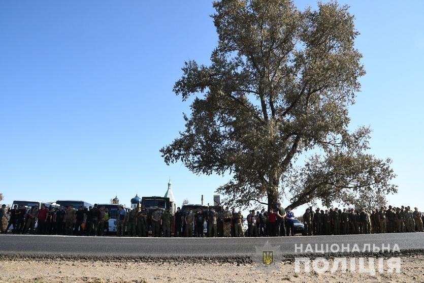 У с. Смолянинове правоохоронці продовжують допомагати місцевим мешканцям