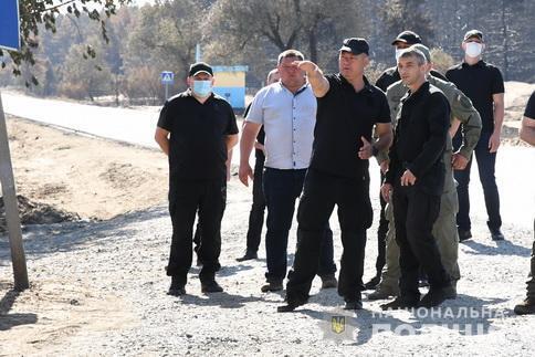 У с. Смолянинове правоохоронці продовжують допомагати місцевим мешканцям