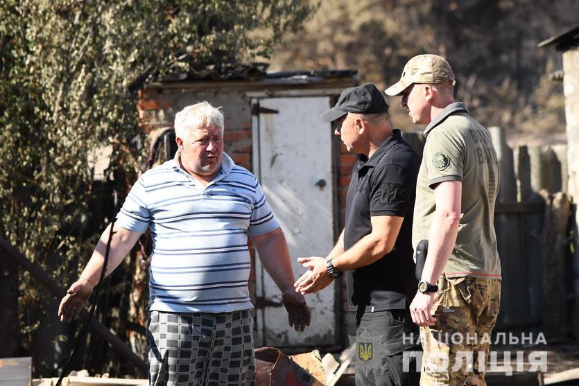 У с. Смолянинове правоохоронці продовжують допомагати місцевим мешканцям