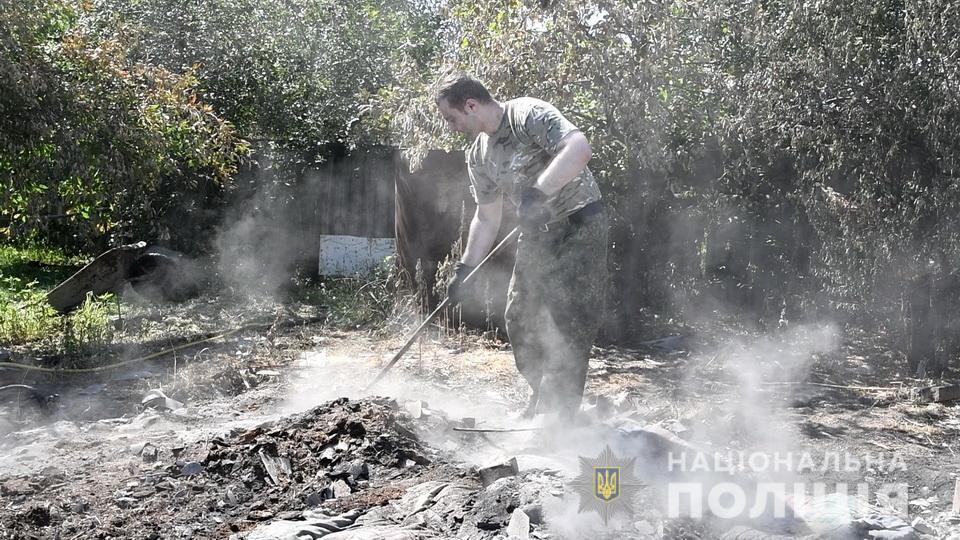 У с. Смолянинове правоохоронці продовжують допомагати місцевим мешканцям