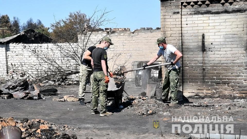 У с. Смолянинове правоохоронці продовжують допомагати місцевим мешканцям