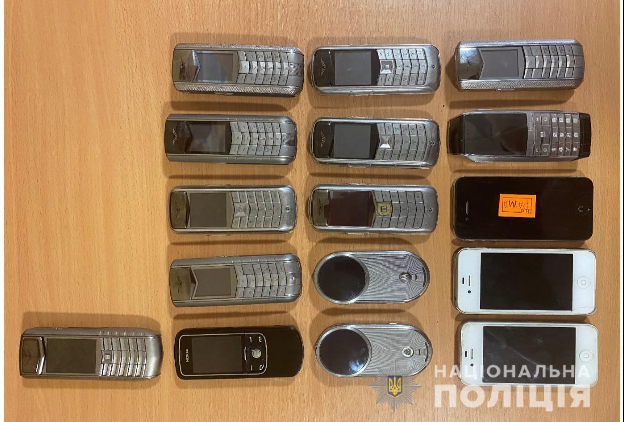 В Одесі правоохоронці викрили місцевого жителя в незаконному поводженні зі зброєю та збуті наркотиків