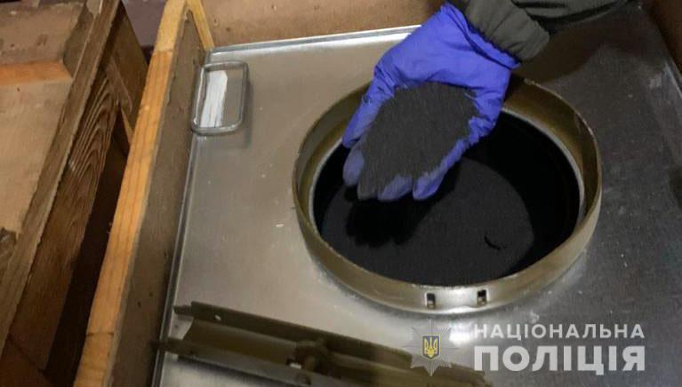Поліція викрила злочинну організацію, учасники якої незаконно збули чотири тонни пороху з казенного підприємства (ВІДЕО)