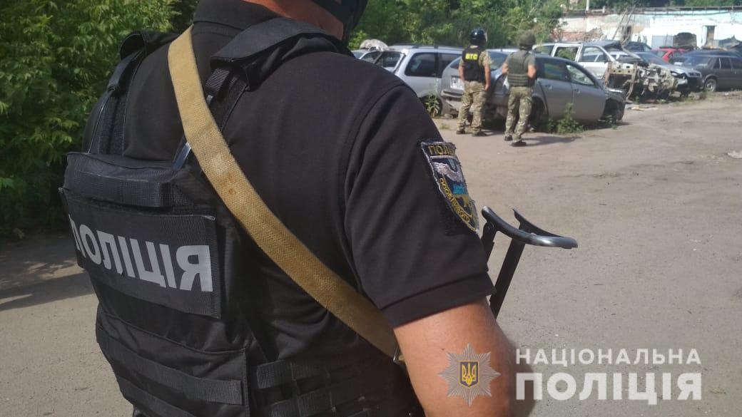 У Полтаві поліція вживає заходи для затримання зловмисника, який погрожує підірвати гранату