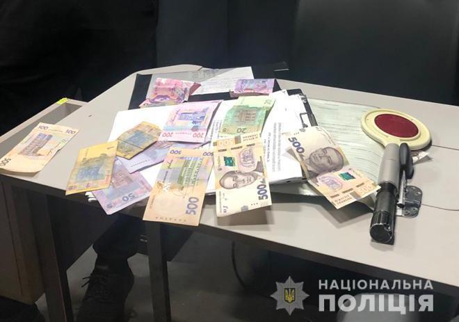 Упродовж двох діб поліція затримала дев’ять посадовців на хабарях