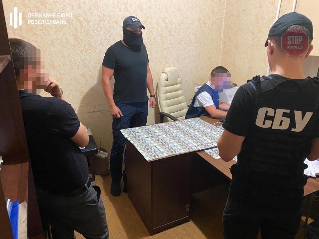 На Київщині поліцейський погорів на доларовому хабарі (фото)