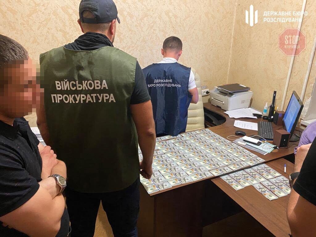 На Київщині поліцейський погорів на доларовому хабарі (фото)