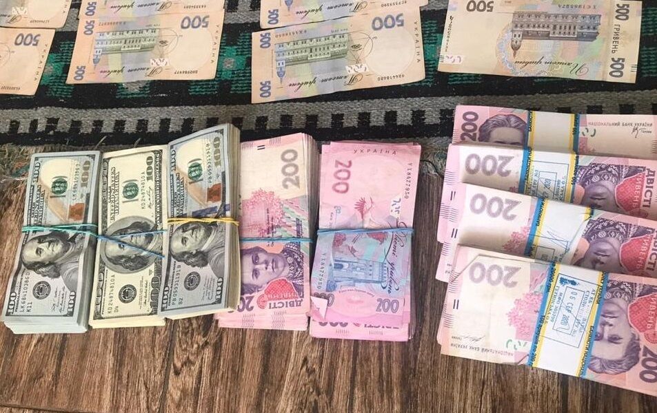 1 млн грн «відкату» за постачання медичних масок для військових – викрито посадовця Медичних сил ЗСУ