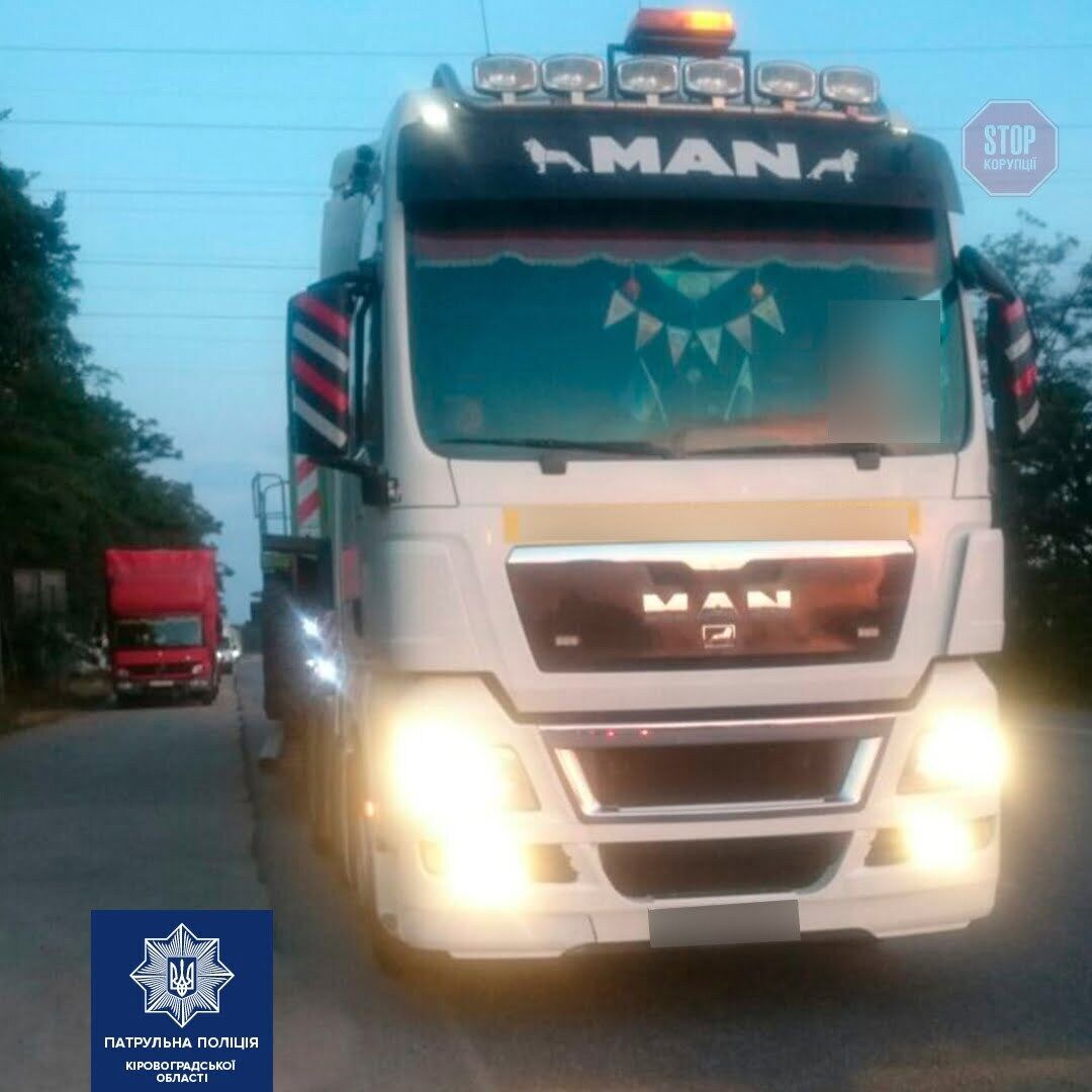 У Кіровоградській області водій пропонував патрульним хaбaр (фото)