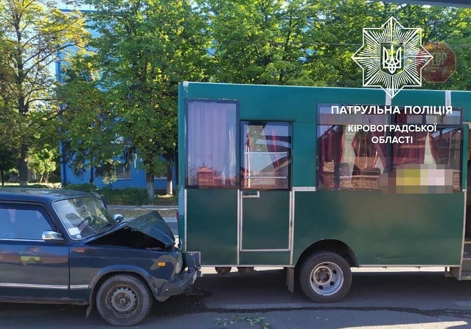 У Кропивницькому автівка протаранила маршрутку (фото)
