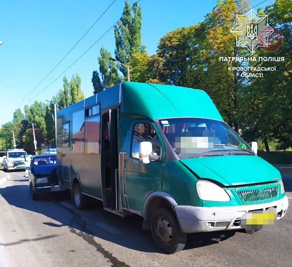 У Кропивницькому автівка протаранила маршрутку (фото)