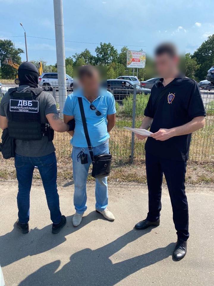 1500 доларів США за непритягнення до кримінальної відповідальності – на Одещині поліцейського підозрюють у одержанні хабара (ФОТО)